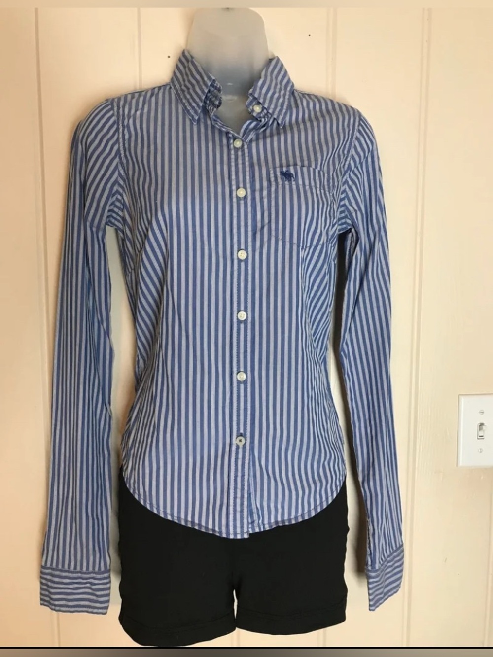 Abercrombie & Fitch LS Blue & White Stripe Button Down Blouse
Small 4 - 6
Pocket - Picture 6 of 16